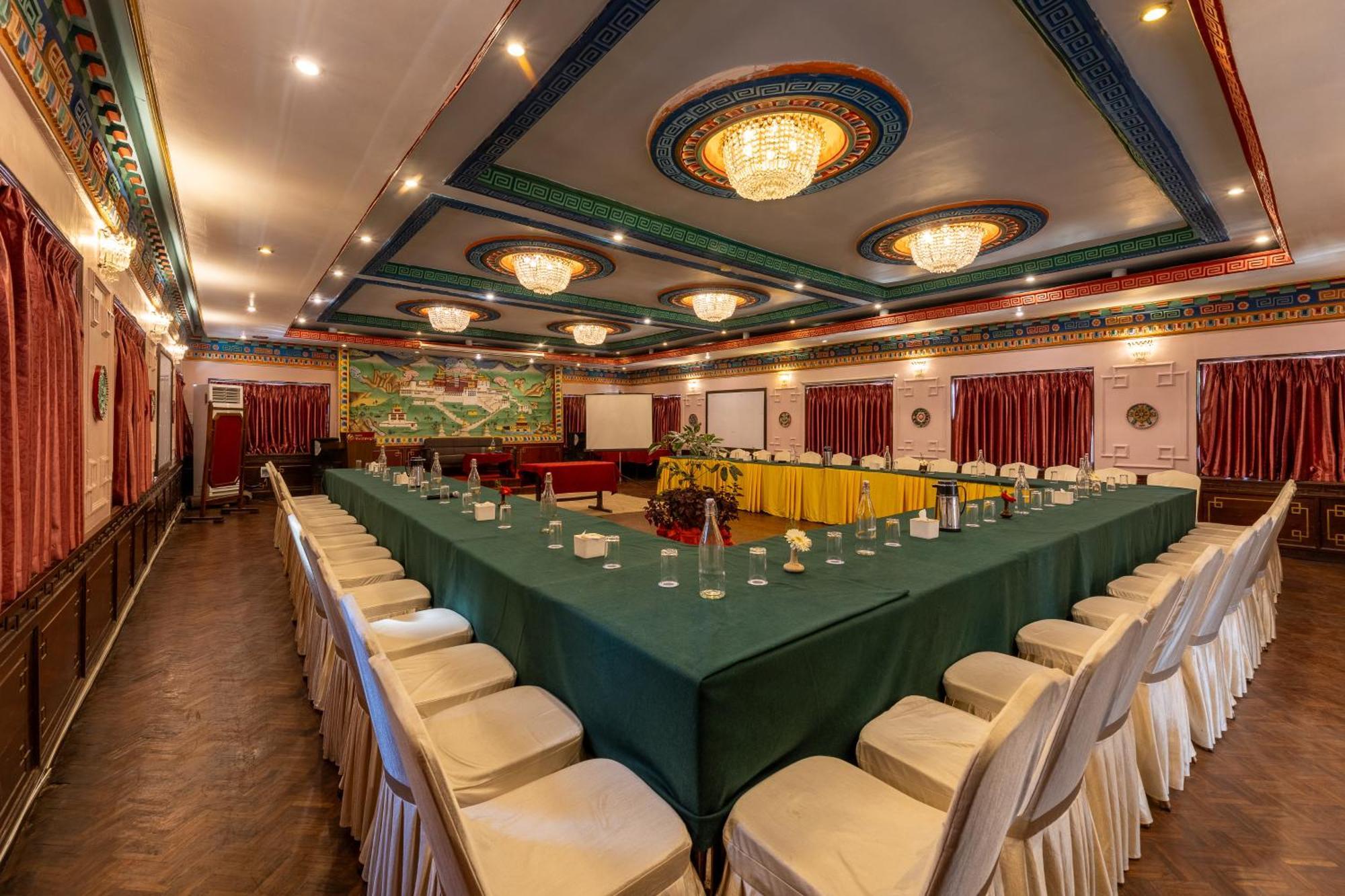 Hotel Marshyangdi Катманду Экстерьер фото